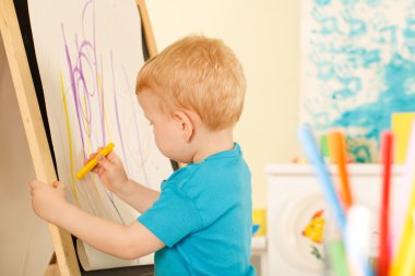 Sarı tebeşir ile küçük deha