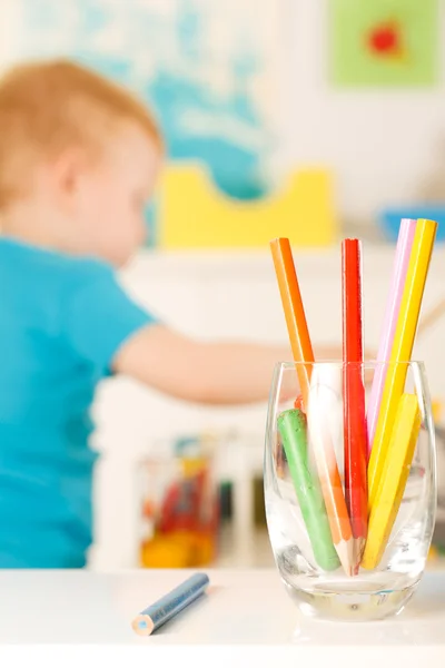 Kleine jongen met potlood — Stockfoto