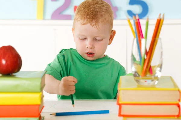 Kleiner Junge mit Bleistift — Stockfoto