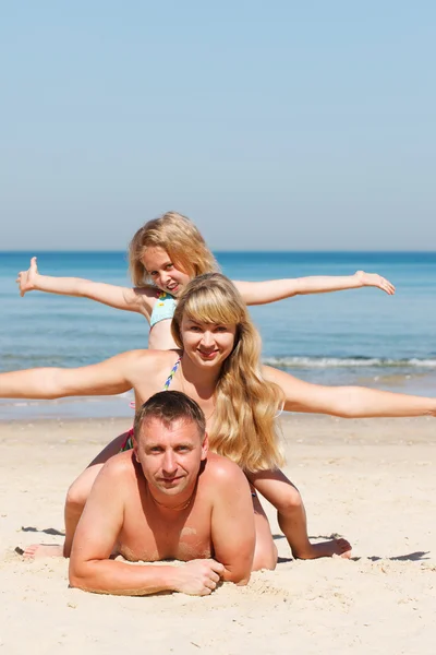 Gelukkig gezin op het strand — Stockfoto