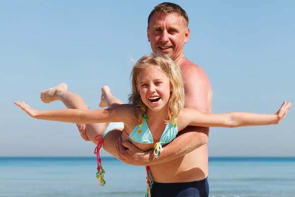 Vader en dochter plezier op strand — Stockfoto