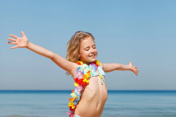 Petite fille s'amuser sur une plage — Photo