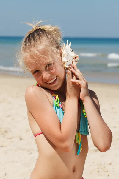 Petite fille s'amuser sur une plage — Photo