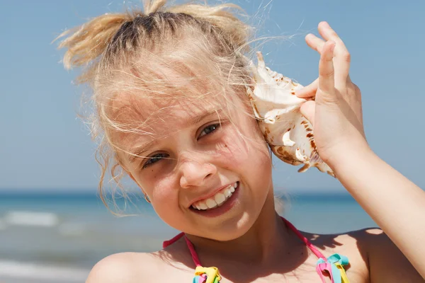 Petite fille s'amuser sur une plage — Photo