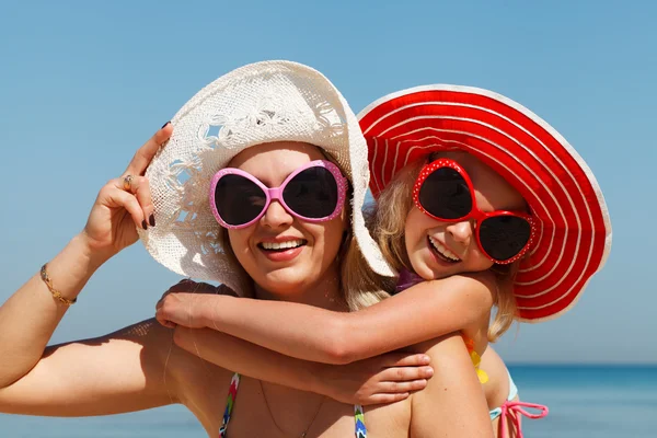 Mutter und Tochter amüsieren sich am Strand — Stockfoto