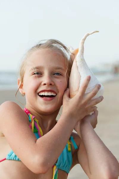 Kleines Mädchen hat Spaß am Strand — Stockfoto