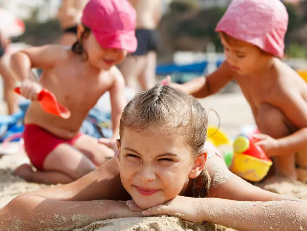 Dziewczynki na plaży — Zdjęcie stockowe