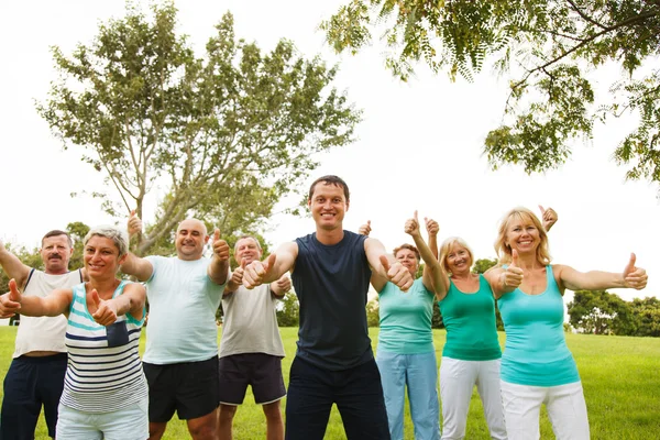 Grupo de personas felices mostrando pulgares hacia arriba —  Fotos de Stock