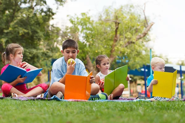 Preschoollers na zewnątrz — Zdjęcie stockowe