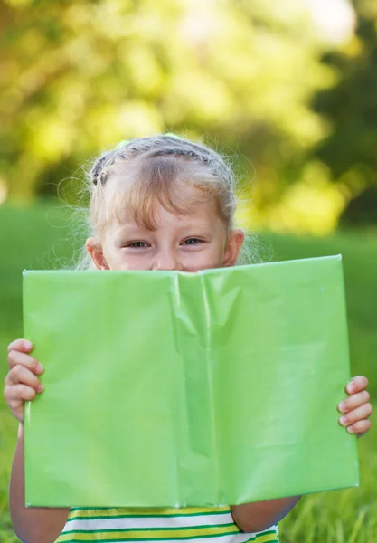 Kleines Genie mit gelbem Buch — Stockfoto