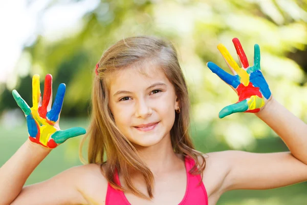 Счастливый ребенок с раскрашенными руками — стоковое фото