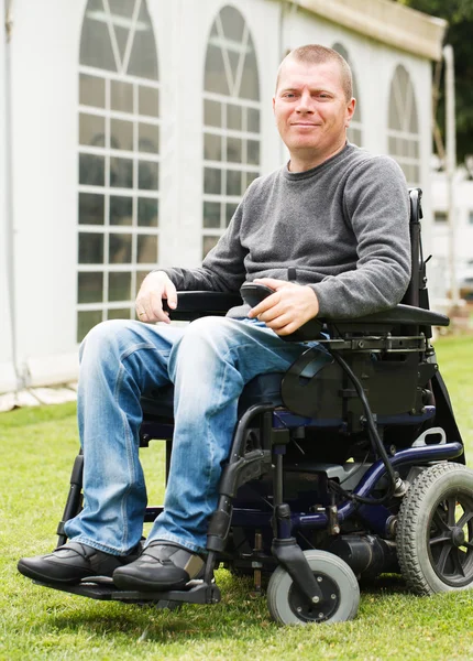 Hombres con discapacidad en silla de ruedas . — Foto de Stock