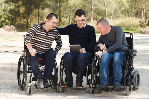 Funktionshindrade vänner med digital anteckningsbok — Stockfoto