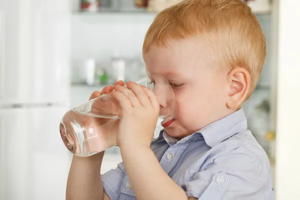 Kleine jongen water drinkt — Stockfoto