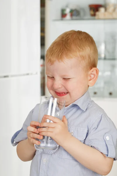 Malý chlapec pije vodu — Stock fotografie