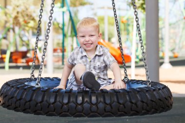 Küçük çocuk sallanıyor