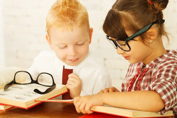 Lectura de niños . — Foto de Stock