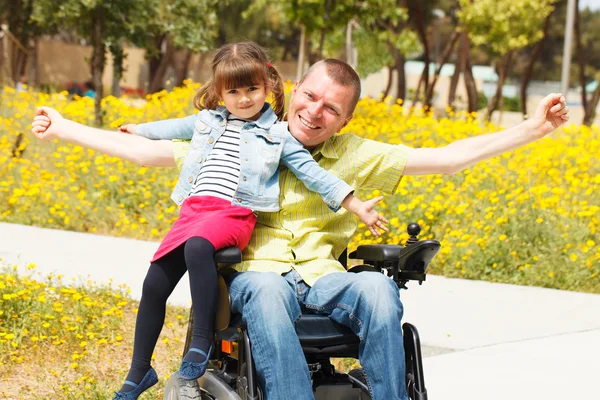 Papa montrant la liberté avec sa petite fille . — Photo