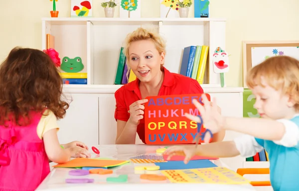Pre-school children in the classroom with the teacher — Stock Photo, Image
