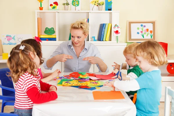 Niños en edad preescolar en el aula con el maestro —  Fotos de Stock