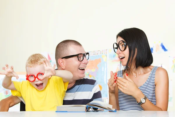 Familie die een boek leest — Stockfoto