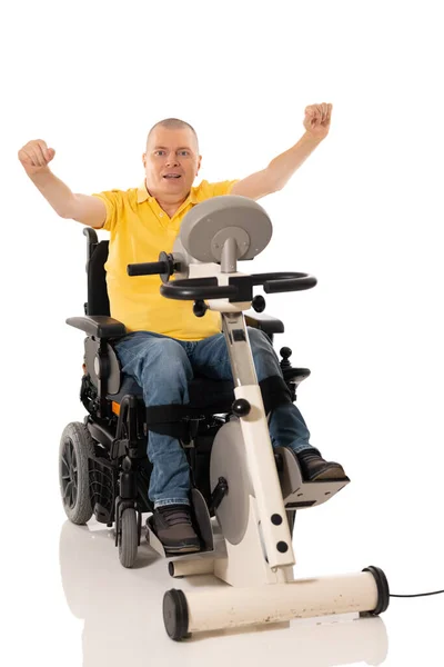 障害者には足のリハビリテーション演習がある 手を上げて 足と手のためのオートバイ 白地に隔離された — ストック写真