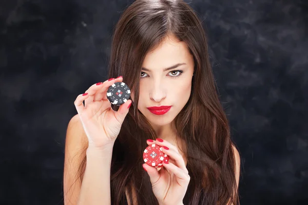 Donna in possesso di chip per il gioco d'azzardo — Foto Stock