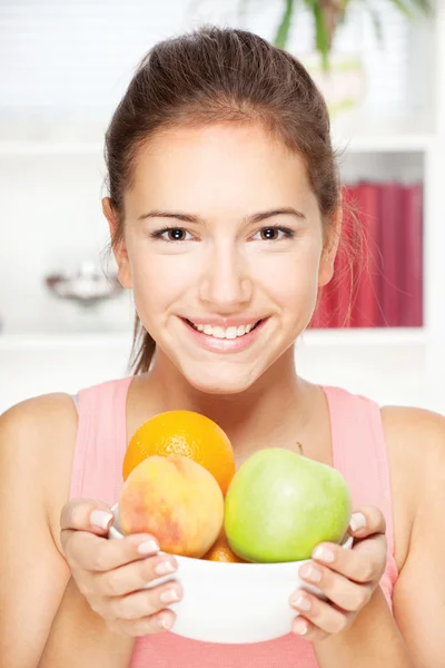 Mulher com tigela de frutas — Fotografia de Stock