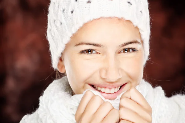 Frau in Wollpullover und Mütze — Stockfoto