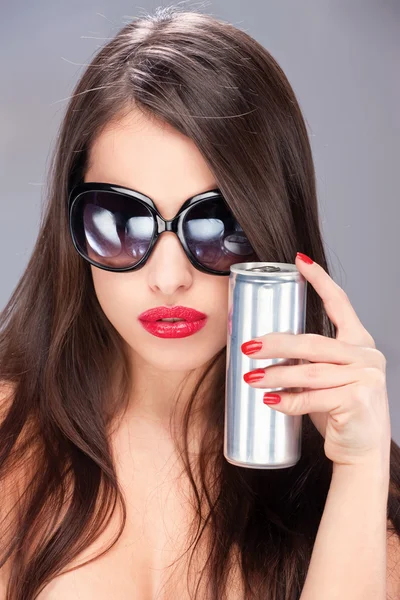 Frau mit Sonnenbrille hält Dose — Stockfoto