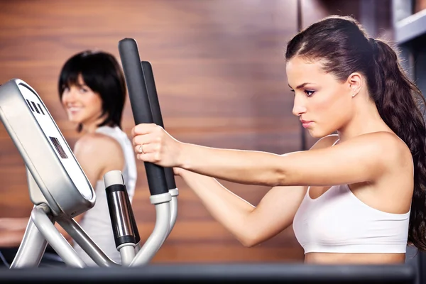 Frauen im Fitnessstudio — Stockfoto