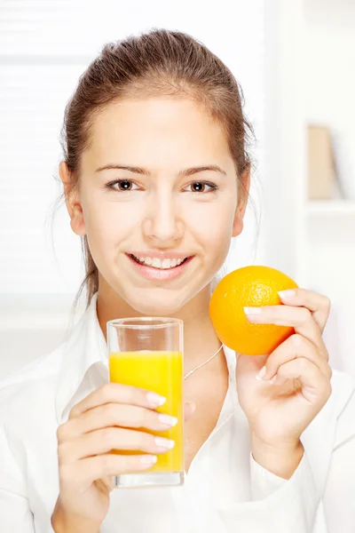 Mujer y zumo de naranja fresco — Foto de Stock