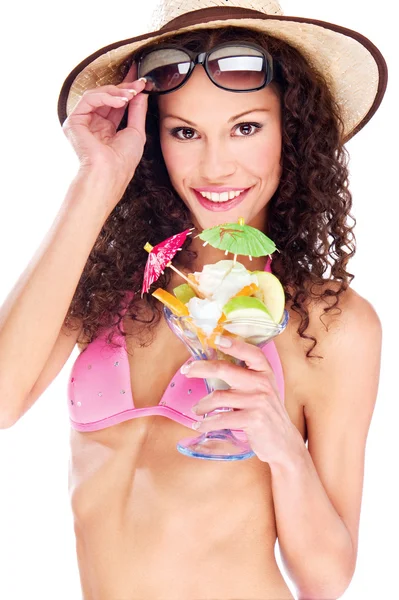 Žena v plavkách drží pohár ovoce — Stock fotografie
