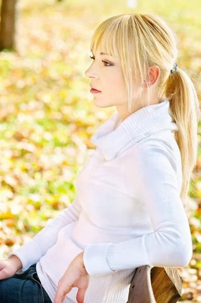 Vrouw rusten in park — Stockfoto