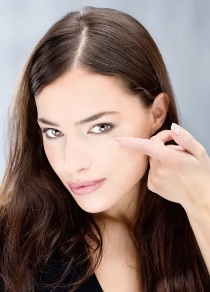 Woman hold conctact lens in front of eye — Stock Photo, Image