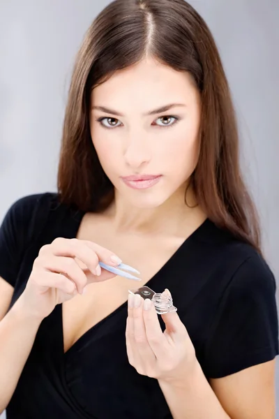 Mulher segurar lentes de contato casos e lentes — Fotografia de Stock