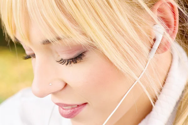 Nahaufnahme einer Frau mit Kopfhörern — Stockfoto