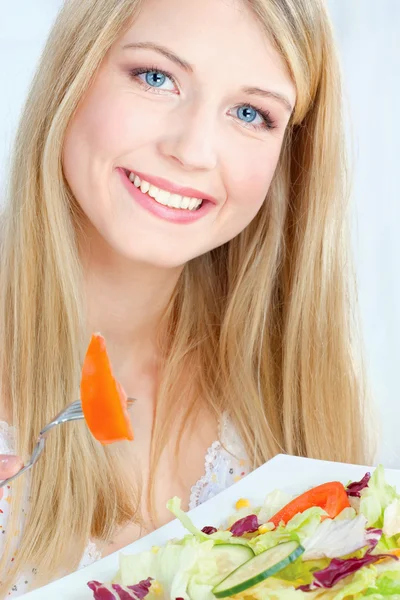 Mulher loira comendo salada — Fotografia de Stock