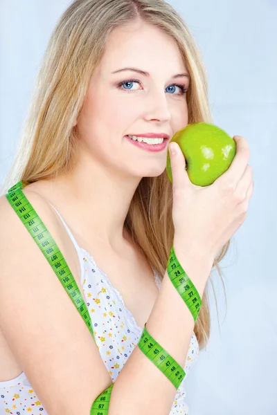 Ξανθιά κοπέλα με μήλο και μεζούρα — Φωτογραφία Αρχείου
