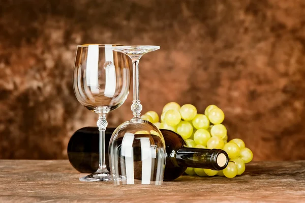 Gläser mit Weinflasche und Trauben — Stockfoto
