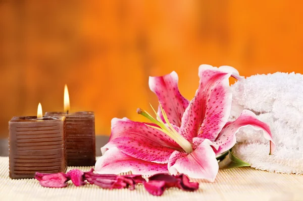 Candles with towel and orchid — Stock Photo, Image