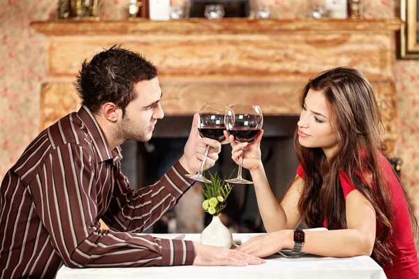 Paar jubelt mit Wein — Stockfoto
