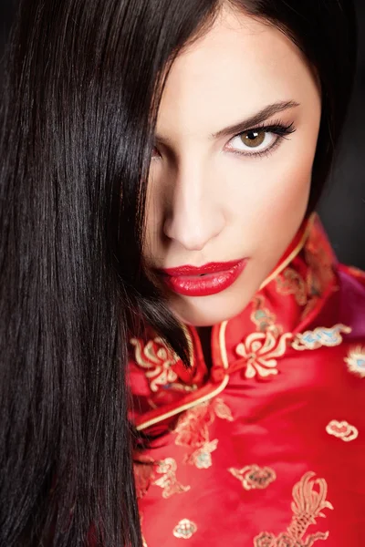 Kırmızı cheongsam kadında — Stok fotoğraf