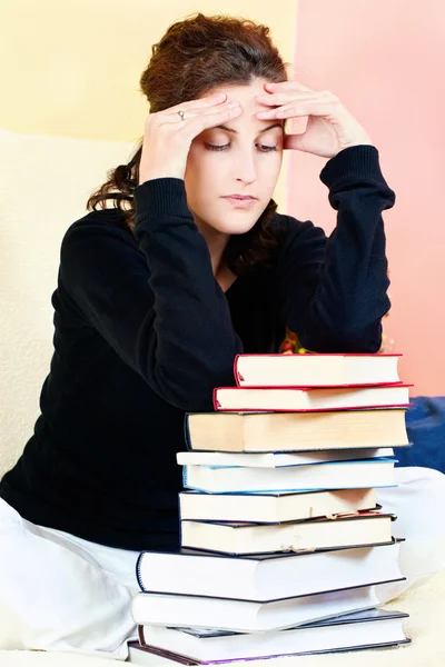 Student en bos van boeken — Stockfoto