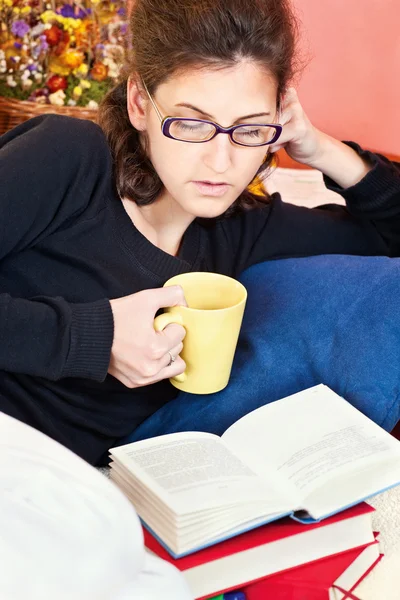 Femeia care citește cartea acasă — Fotografie, imagine de stoc