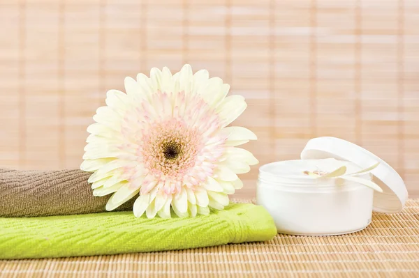 Fresh flower and skin care product — Stock Photo, Image