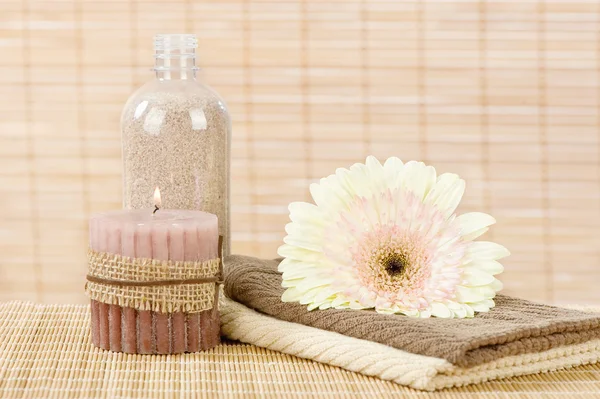 Handtücher, Blumen, Kerzen und aromatischer Sand — Stockfoto