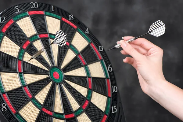 Βέλος στο χέρι και dartboard — Φωτογραφία Αρχείου