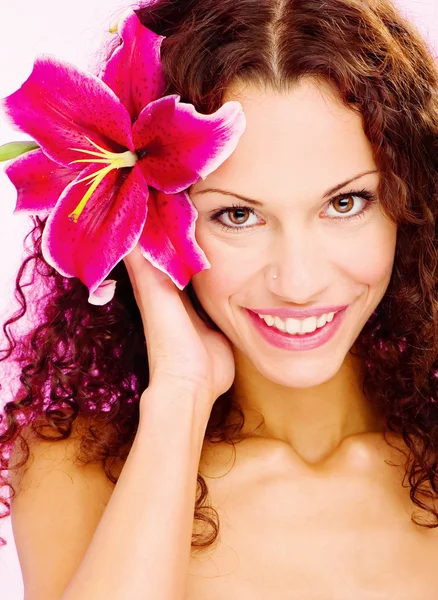 Mujer con flor en su pelo rizado —  Fotos de Stock