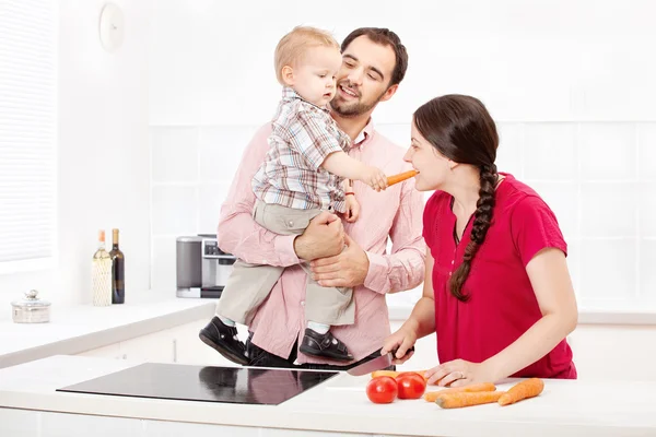 Familia preparando comida en la cocina — Foto de Stock